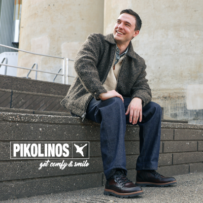 Man sitting on city stairs wearing Pikolinos Vigo 8107c1 boots