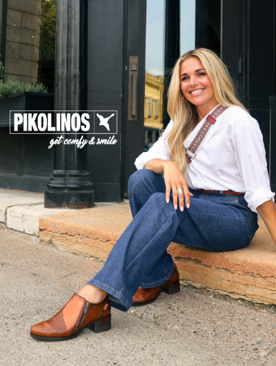 Woman sitting outside restaurant posing in Pikolinos Malaga 5673c2 heels