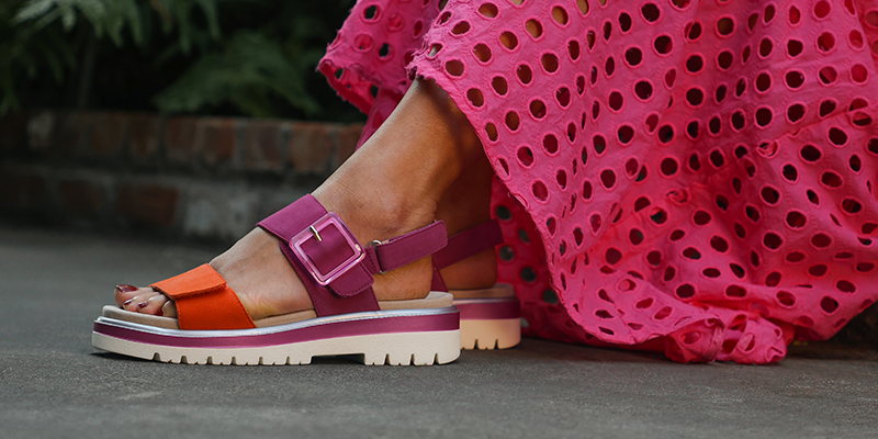 Woman in a pink dress wearing Ara Marbella poppy and pink sandals