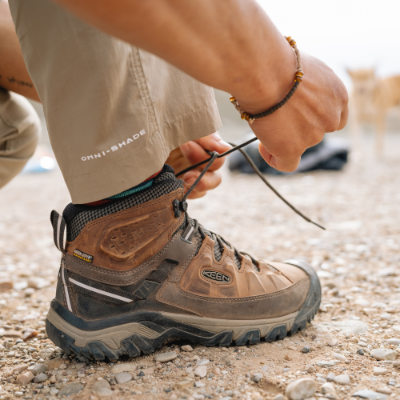 Man tying keen shoe